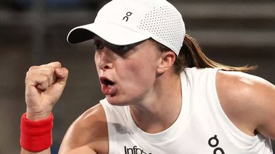 Iga Swiatek battles back to take Poland into United Cup semis