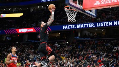 Announcers Have Heartwarming Reaction to Lonzo Ball's First Dunk in Three Years