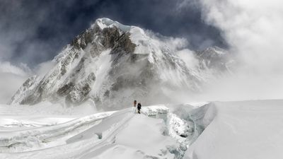 Michigan couple celebrate 19th wedding anniversary by summiting Mount Everest together