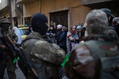 AP PHOTOS: Syria's new security forces conduct sweeps in Homs, looking for ousted Assad's loyalists