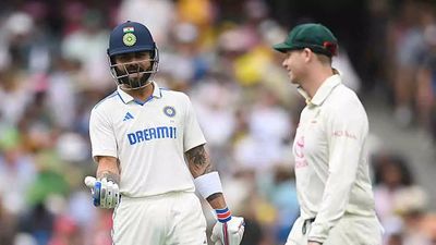 Virat Kohli survives falling for a first ball duck in Sydney - Watch
