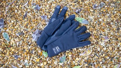 Q36.5 Termico winter gloves review: Lightweight, capable and warm winter gloves