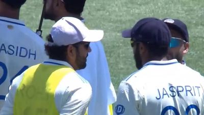 Rohit Sharma joins Jasprit Bumrah for a quick chat during drinks break at SCG