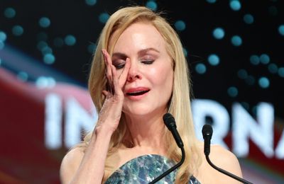 Nicole Kidman breaks down in tears while dedicating award to late mother