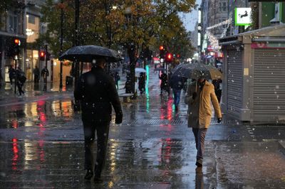 London weather LIVE: Snow forecast for capital this weekend as travel chaos hits with over 200 Heathrow flights delayed