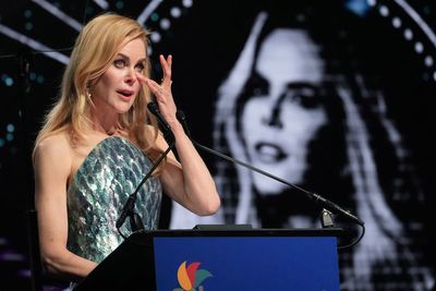 Emotional Nicole Kidman dedicates award to late mother