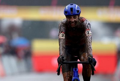 Lucinda Brand dominates gruelling mudfest to win Dendermonde World Cup solo