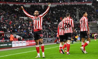 Nervy Sunderland hold off 10-man Portsmouth thanks to Isidor’s early goal