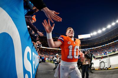 Broncos QB Bo Nix high-fived fans around entire stadium after clinching playoffs