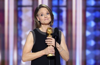 Golden Globe Awards: Jodie Foster dedicates win to family