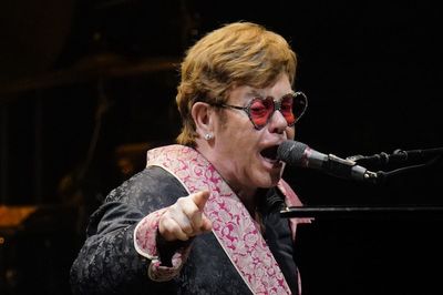 Elton John jokes about sight issues on stage at Golden Globes