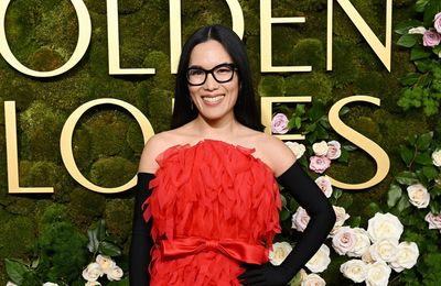 Ali Wong needed curling iron for her Golden Globes dress