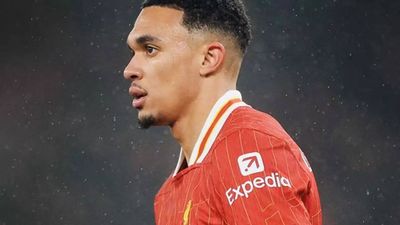 Virgil van Dijk defends Alexander-Arnold after Liverpool star's Manchester United flop