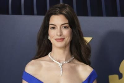 Anne Hathaway And Jeremy Strong Twinning At Golden Globes