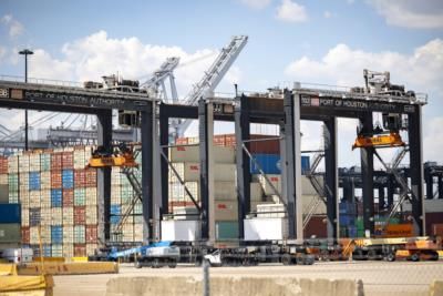 US Longshoremen Threaten Strike Over Automation Concerns