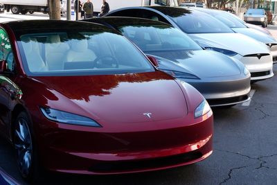 US opens another Tesla probe, latest focused on tech that remotely returns car to driver