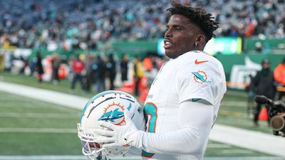 Tyreek Hill, Mike McDaniel Had Long Talk About WR's Exit in Dolphins' Season Finale