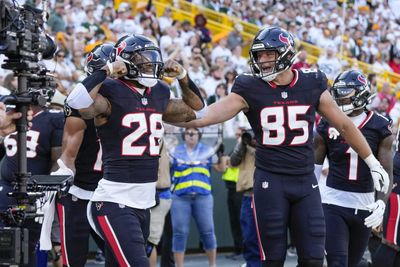 Texans bring back TE for postseason run