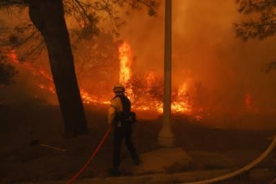 Drivers Abandon Cars As Palisades Fire Approaches Los Angeles