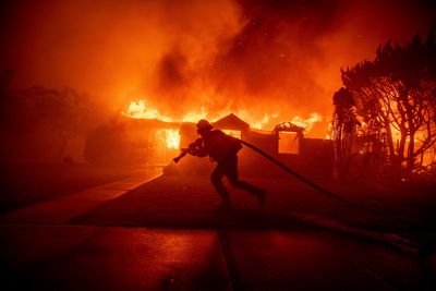 Celebrities among thousands evacuated in Los Angeles fires