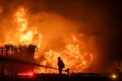 ‘There’s nothing they can do’: Fire hydrants across Pacific Palisades are coming up dry as blaze rages