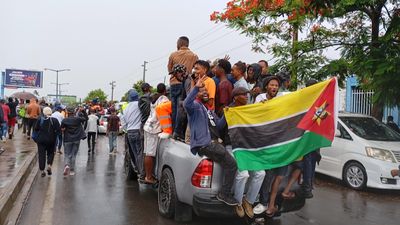 Thousands welcome Mozambique opposition leader as he returns from exile