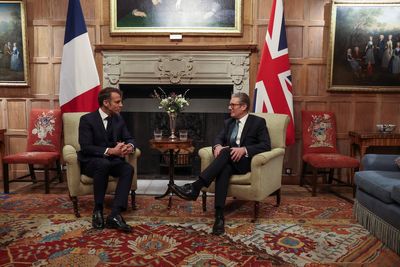 Starmer talks about Ukraine over dinner with Macron