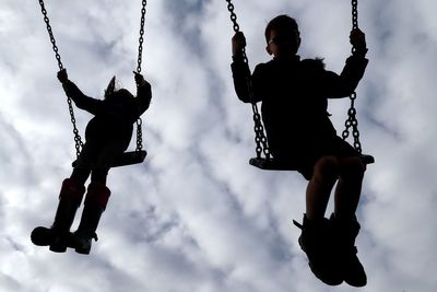 Unhealthy childhood could affect brain later in life, study suggests