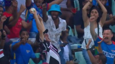 Watch: Rs 90 lakh catch? Fan pockets huge sum with one-handed catch in SA20