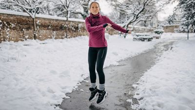 "This warm-up is especially necessary on cold days"—a physical therapist shares a five-minute mobility routine for runners