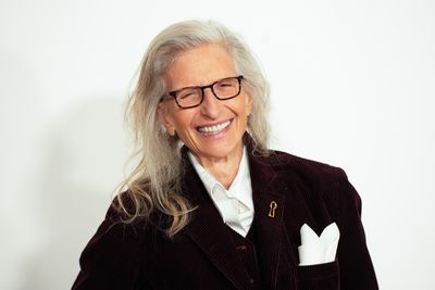 Annie Leibovitz uses classic white paint and wooden furniture for a modern rustic dining room that is elevated yet simple to recreate