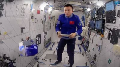 Smart robot helps out astronauts on China's Tiangong space station (video)