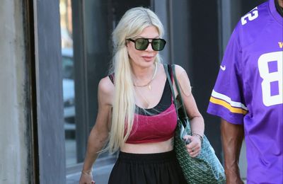 Tori Spelling flees wildfires