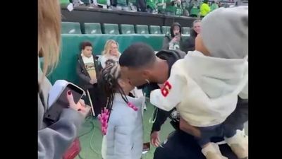 Saquon Barkley Shares Adorable Secret Handshake With Daughter Before Eagles-Packers