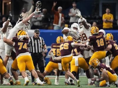 Broncos' Field Goal Attempt Hits Upright, Bills Lead At Half