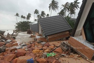 Huge waves, floods batter Surat Thani, Koh Phangan