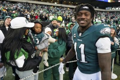 Eagles Receiver Finds Inspiration In Book During Playoff Game