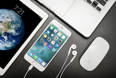This Analyst Says Apple Is Failing at AI. Is It Time to Sell AAPL Stock?