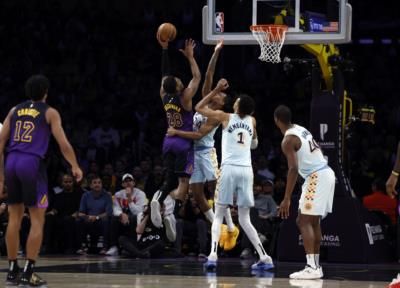 Spurs Defeat Lakers 126-102 In Dominant Fourth Quarter Performance