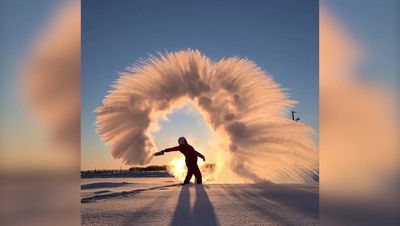 Watch moment water freezes in mid-air as Canada faces -22 degree temperatures