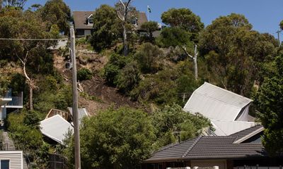 Further Mornington Peninsula landslide fears with 11 houses now uninhabitable and storms forecast