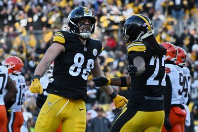 Najee Harris and Pat Freiermuth recreate Ben Roethlisberger and Maurkice Pouncey iconic photograph