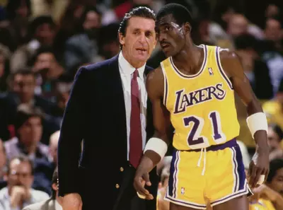 Lakers retire Michael Cooper's No. 21 jersey in halftime ceremony