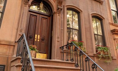 Carrie Bradshaw’s famed Sex and the City stoop to get gate to stop fans gathering