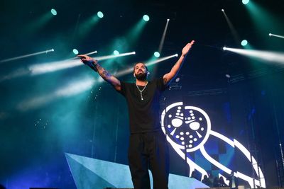 Drake sues own label for defamation