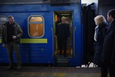 Keir Starmer arrives in Ukraine for surprise visit to sign ‘100-year partnership’ with Zelensky