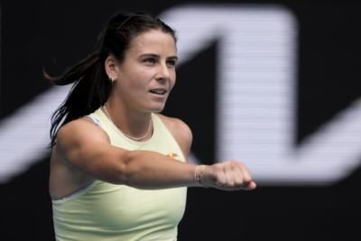 Swiatek Dominates Second Round At Australian Open