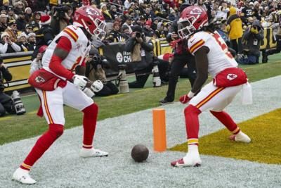 Chiefs' Wide Receiver Group Bolstered By Hopkins And Brown