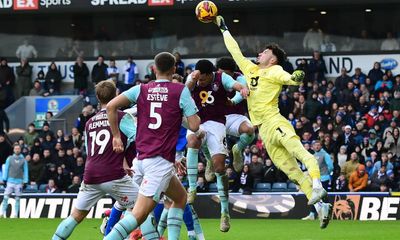 Burnley threaten records by keeping it tight to eye Premier League return