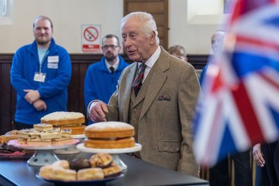 King meets refugees on visit to food bank